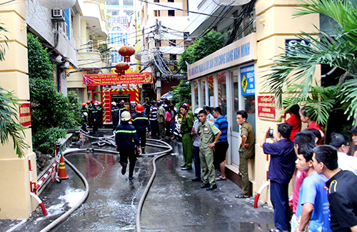 Cảnh sát chữa cháy có mặt dập lửa ở khách sạn 4 tầng. Ảnh: Hải Thuận.