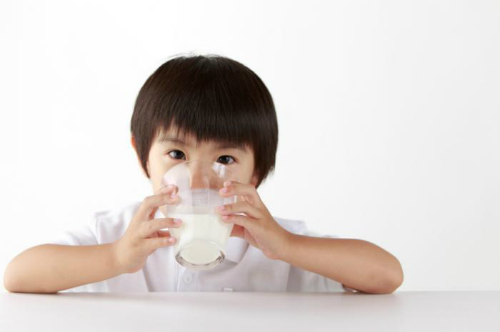 child-drinking-milk-9391-1426557328.jpg