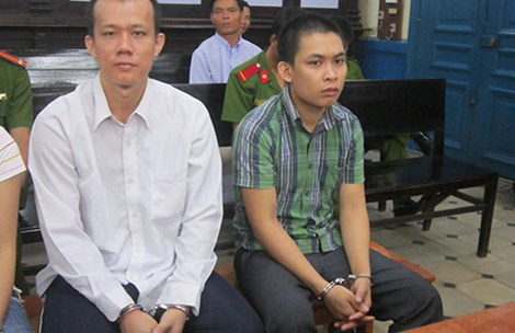 Bị cáo Việt và bị cáo Sang tại tòa phúc thẩm. Ảnh: HY