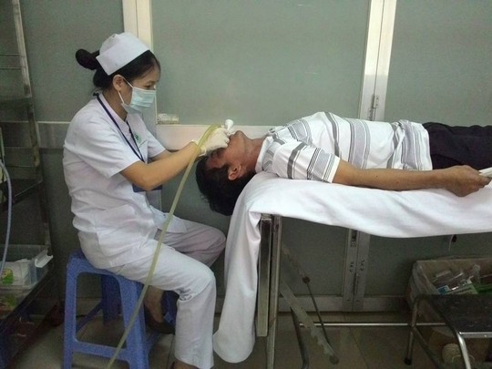 Bệnh nhân đang được các bác sĩ rửa mũi sau khi gắp con đỉa
ra ngoài.