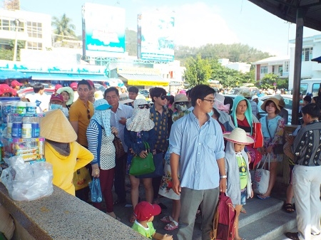 Bến t&agrave;u du lịch Cầu Đ&aacute;, nơi trung chuyển du kh&aacute;ch tham quan Vịnh Nha Trang đ&ocirc;ng nghịt.