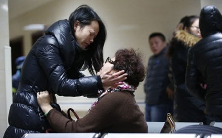Người thân lo lắng tại bệnh viện Thượng Hải Ảnh: AP