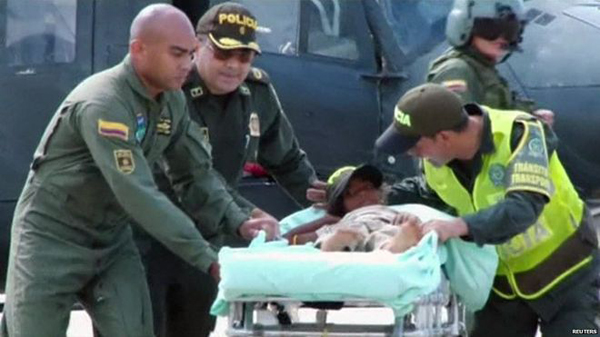 Bé Jessica Patricia Arias được đẩy trên xe cứu thương sau khi được tìm thấy. Ảnh: Reuters