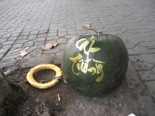 Trái dưa hấu nặng khoảng 20 kg, được vẽ chữ Cát Tường trông rất đẹp mắt cũng bị bỏ trên vỉa hè đường Trần Hưng Đạo.