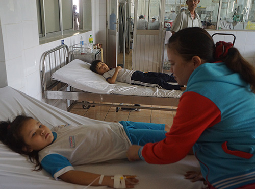 Học sinh ngộ độc đang được chăm sóc tại trung tâm y tế. Ảnh: Nguyệt Triều.