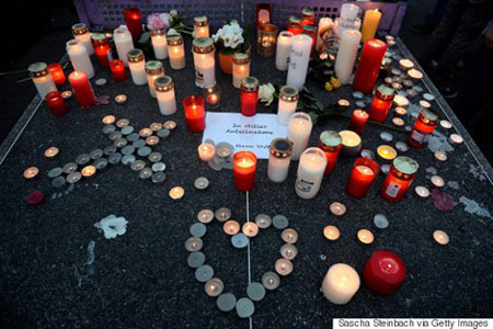 Hoa và nến tưởng niệm những học sinh và giáo viên xấu số thiệt mạng
