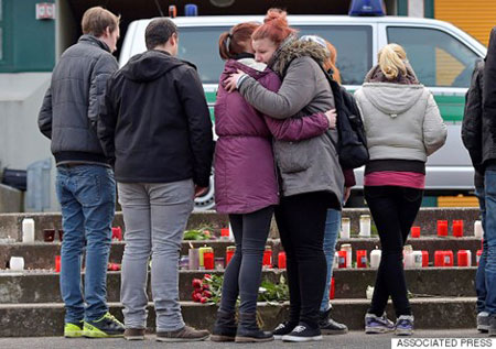  Hai nữ sinh ôm nhau bật khóc trước sự ra đi của bạn bè và thầy cô (AP photo)