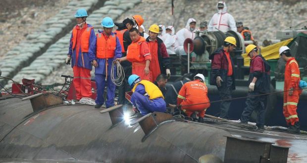 Lực lượng cứu hộ Trung Quốc hiện đang nỗ lực cắt lỗ trong thân tàu bị lật.