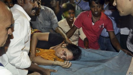 Ấn Độ: Giẫm đạp kinh hoàng trong lễ hội, 32 người chết - Ảnh 1