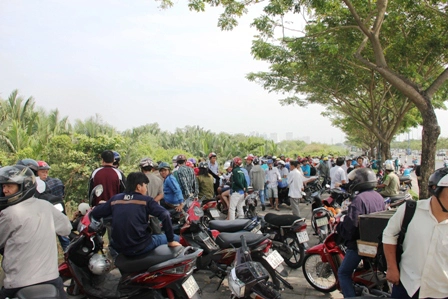 Hàng trăm người dân hiếu kỳ vây kín theo dõi...