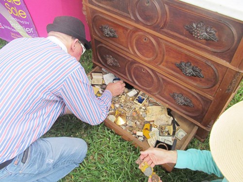 Người đàn ông may mắn Emil Knodell, bang Texas, Mỹ và chiếc tủ cũ có chứa kho báu.