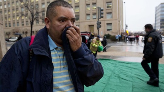 Ông Reynaldo Hernandez được sơ tán khỏi tàu điện ngầm bị khói bao phủ. Ảnh: AP