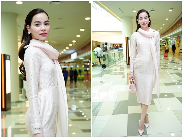 Dự sự kiện tại TP HCM ngày 6/5, Hồ Ngọc Hà khéo léo chọn bộ váy ngắn kín đáo, mix màu tinh tế giữa váy và phụ kiện. Bộ váy pastel nhẹ nhàng mang lại vẻ ngọt ngào, duyên dáng cho bà mẹ một con.