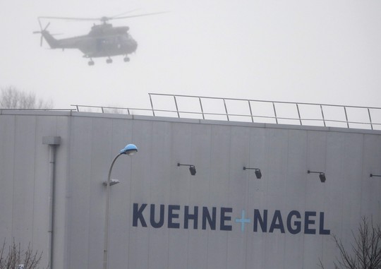 Trực thăng bay trên tòa nhà nơi xảy ra bắt cóc con tin. Ảnh: Reuters