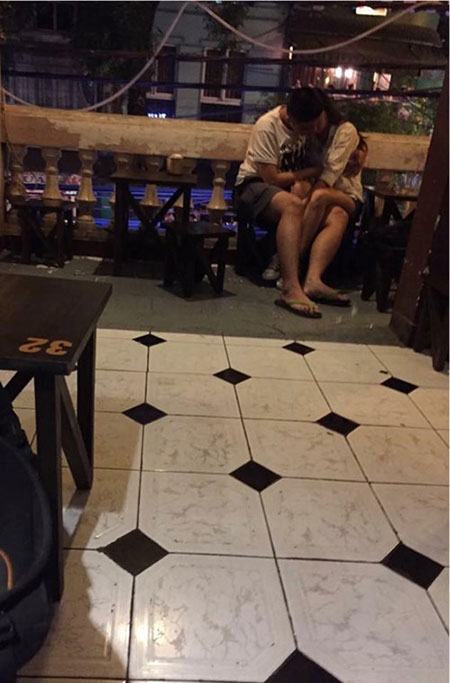 Cặp đôi bồng bế nhau trong quán cafe gây nóng mặt
