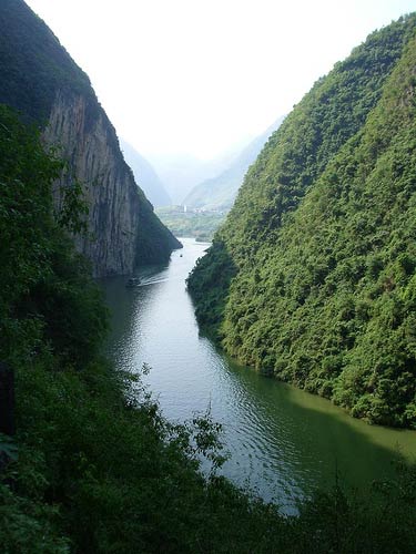 Sông Dương Tử (sông Trường Giang) là con sông dài nhất châu Á và đứng thứ ba trên thế giới sau sông Nin ở Châu Phi, sông Amazon ở Nam Mỹ. Trong những năm gần đây, con sông phải chịu đựng những chất ô nhiễm từ công nghiệp, nông nghiệp, và mất nhiều vùng đất ngập nước và hồ, làm gia tăng yếu tố lũ theo mùa.