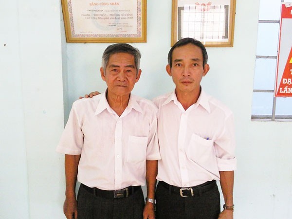 Ông Ngô Văn Sáng (trái) ở phường Hoà Bình, TP Biên Hoà (Đồng Nai) và một quần chúng dũng cảm tham gia bắt giữ nhiều vụ trộm cướp. Ảnh: Hồng Nam.
