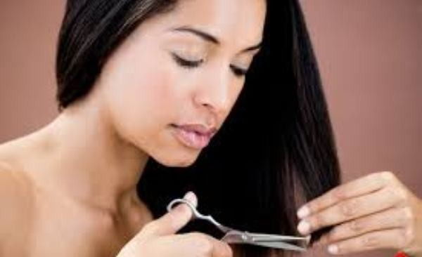 1. Tỉa tóc hư tổn: Nhiều bạn gái có mái tóc dài bị chẻ ngọn nhưng không cắt phần ngọn hư tổn đó đi vì tiếc. Tuy nhiên, bạn nên biết rằng phần tóc chẻ ngọn đó sẽ lấy đi hầu hết chất dinh dưỡng cần thiết cung cấp cho mái tóc đồng thời chúng lây lan lên các khu vực tóc khoẻ mạnh khác. Do đó, cách tốt nhất để giữ mái tóc bạn óng mượt là tỉa phần hư của tóc, sẽ giúp mái tóc không bị xơ và khô cứng.