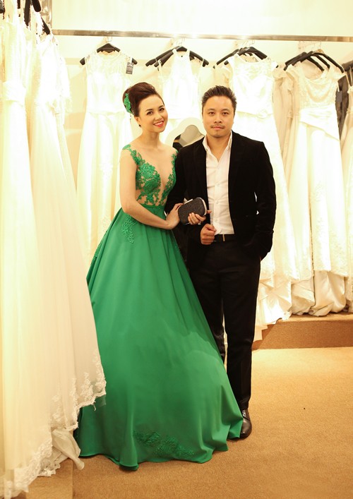 Victor Vũ còn bị phát hiện dẫn Ngọc Diệp đi thử trang phục để chuẩn bị tham dự Liên hoan phim quốc tế Hà Nội lần thứ 3 vào tháng 11-2014.