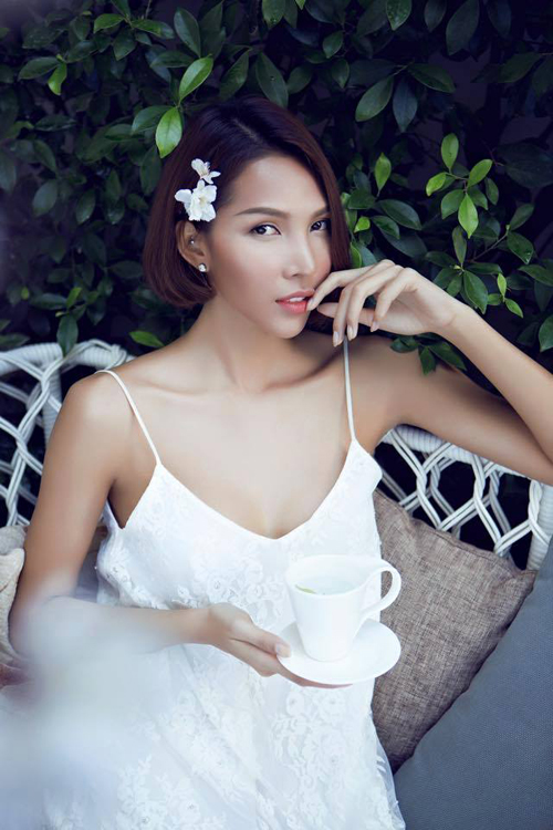 Mốt slip dress (váy ngủ) thịnh hành của mùa hè 2014 tiếp tục được Minh Triệu yêu thích và chọn lựa sử dụng trong những ngày đầu mùa thời trang xuân hè 2015.
