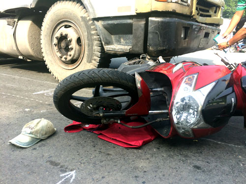 Xe máy của hai vợ chồng già bị xe container tông. Ảnh: Nguyệt Triều.
