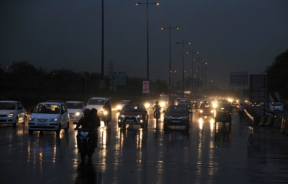 Mưa nhỏ trên đường cao tốc Delhi - Guraon tại thành phố Guraon, bang Haryana, vào ngày 1/6. Ảnh: AFP