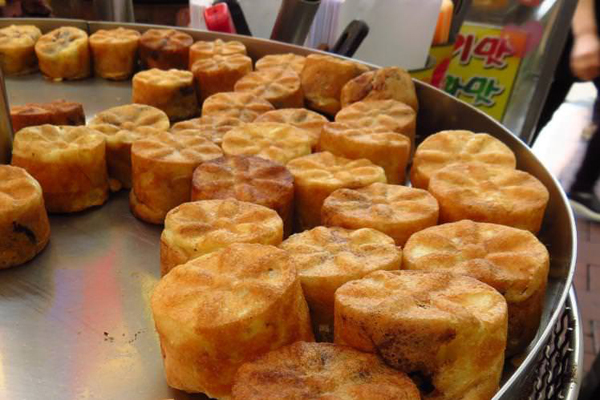 Bánh Bungeoppang được bày bán từ khắp các vùng quê đến thành thị của Hàn Quốc. Nhân bánh được làm từ đậu đỏ, còn vỏ bánh thì có thể hình hoa cúc hoặc hình con cá.