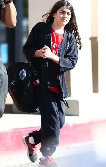 Con trai út của Michael Jackson - Blanket - năm nay 13 tuổi. Một nguồn tin cho biết trên Us, gần đây cậu bé đã đổi tên thành Bigi sau nhiều năm bị bắt nạt ở trường. Blanket là một cậu bé trầm tính, ít xuất hiện. Ngoài việc tới trường, Blanket tham gia lớp võ thuật và thi thoảng đi chơi cùng gia đình.