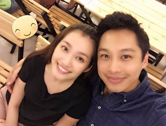 Tr&uacute;c Diễm mộc mạc khi đi chơi c&ugrave;ng chồng.