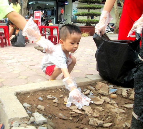 chung cư, nhặt rác, trẻ em, Hà Nội