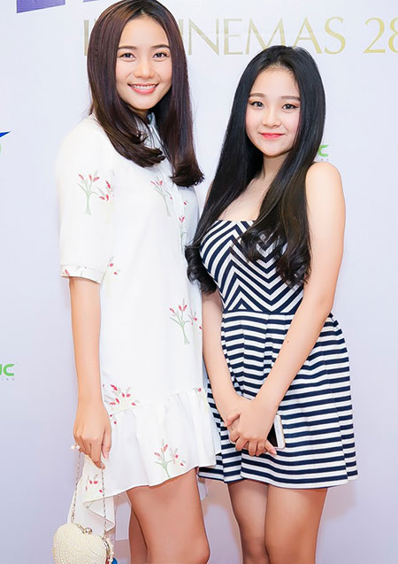 Nữ diễn viên Tam Triều Dâng chụp hình cùng đàn chị.