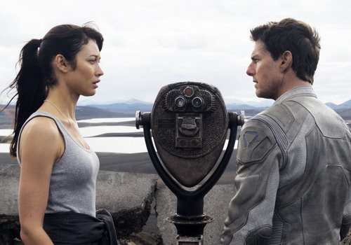 Olga-Kurylenko-and-Tom-Cruise-2125-7805-