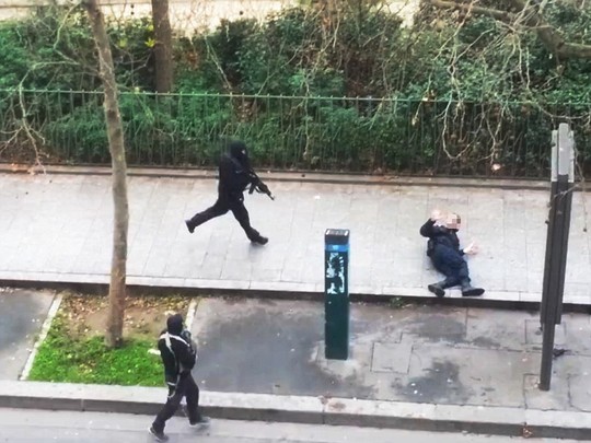 2 nghi phạm bắn chết cảnh sát Ahmed Merabet, 42 tuổi, người Hồi giáo, sau khi rời báo Charlie Hebdo. Ảnh: Daily Mail