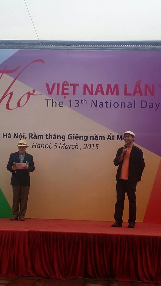 Nhà thơ Hữu Việt đọc thơ cùng một nhà thơ đến từ Hong Kong