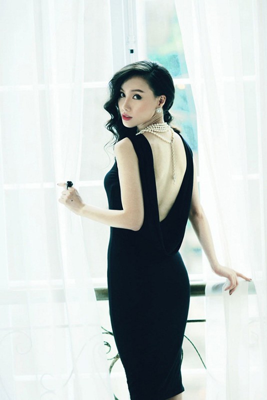 Nữ MC xinh đẹp Minh Hà cũng là người luôn biết cách ghi điểm trước khán giả bằng việc lựa chọn trang phục thật chỉn chu trước khi ghi hình.