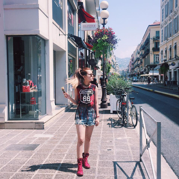 Cô nàng diện quần áo cá tính dạo phố Nice.