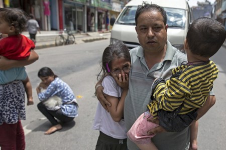 Anh: Nepal oan minh trong tran dong dat kep