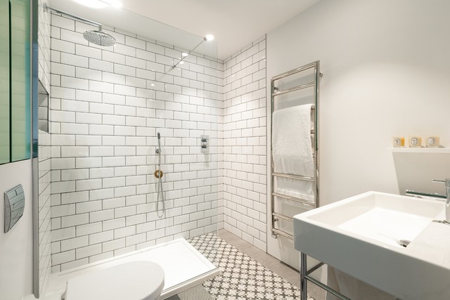 Phòng tắm được thiết kế với gam màu trắng chủ đạo