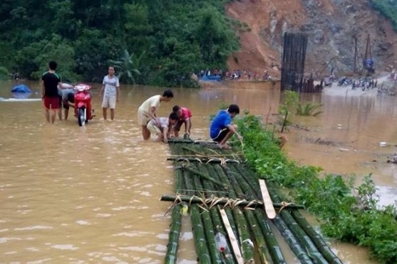 Người dân phải kết bè mảng đi lại