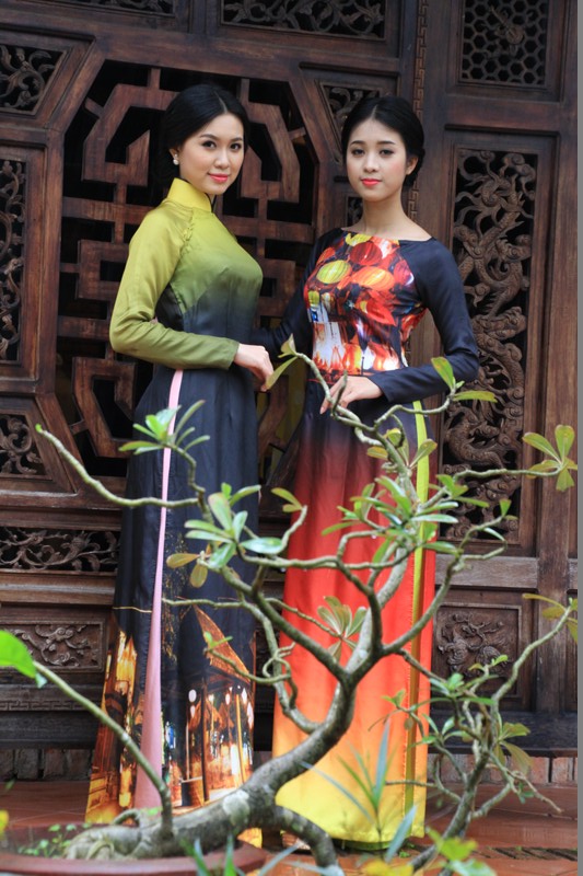 Nơi đây còn có phòng trưng bày bộ sưu tập 100 bộ trang phục áo dài lụa Việt cổ truyền.
