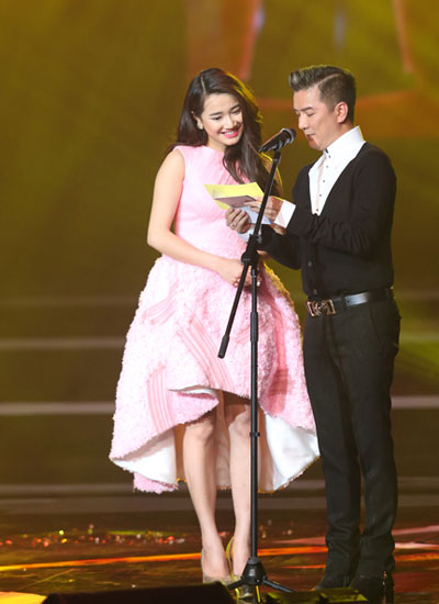 Nhã Phương và Đàm Vĩnh Hưng cùng sóng đôi để công bố giải thưởng dành cho Nhạc sĩ xuất sắc thuộc về đạo diễn Quốc Trung cho phim Sống cùng lịch sử.