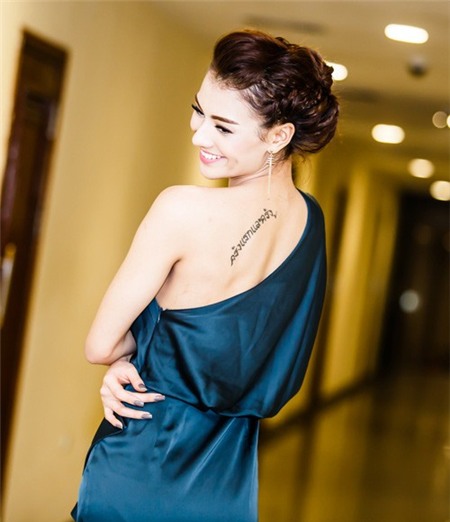 Người đẹp Việt khoe khéo hình xăm với váy hở lưng