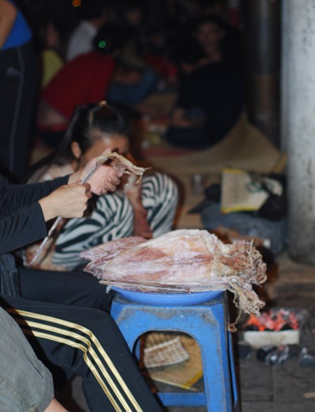 Ban ngay chuyên bán phụ liệu may mặc nhưng tối đến, phố Hàng Bồ lại “thay áo mới” trở thành một trong những con phố nhậu vỉa hè nhộn nhịp nhất khu phố cổ. Và món chủ đạo của nơi đây chính là mực nướng.