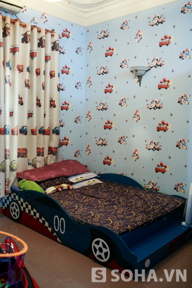 Nếu con gái có phòng ngủ với tone hồng chủ đạo và họa tiết Hello Kitty thì con trai được mẹ thiết kế cho một chiếc giường mô hình xe ô tô.