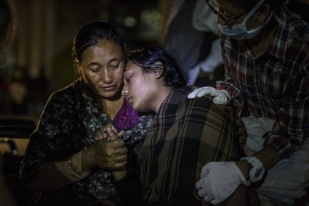 Anh: Nepal oan minh trong tran dong dat kep