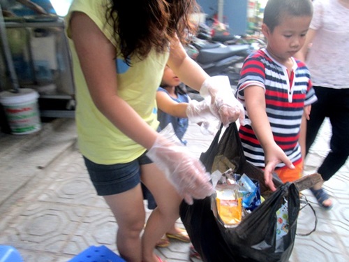 chung cư, nhặt rác, trẻ em, Hà Nội