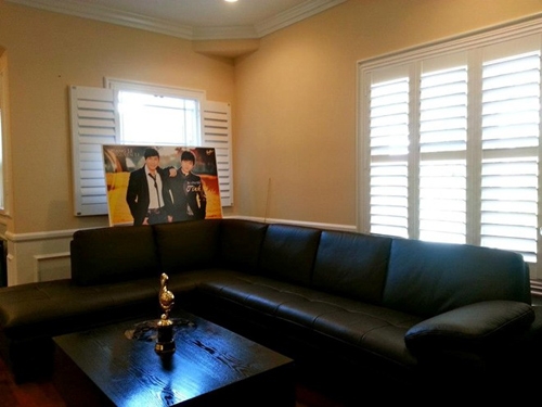 Bộ sofa cùng chiếc bàn màu đen càng nổi bật, ấn tượng hơn trong gian phòng khách màu kem trang nhã
