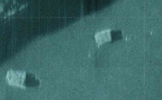 Hai vật thể hình dạng giống như hộp đen máy bay được tìm thấy hôm 12-8. Ảnh: Sky News