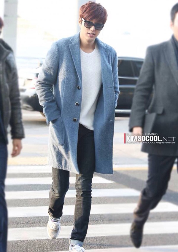 Không quá cầu kỳ, chỉ cần áo len mix cùng trench coat đủ giúp Lee Min Ho tự tin sải bước.