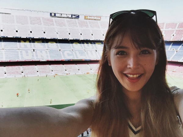 Chi Pu phấn khích khi có mặt ở sân vận động Camp Nou - sân nhà của đội tuyển Barcelona.